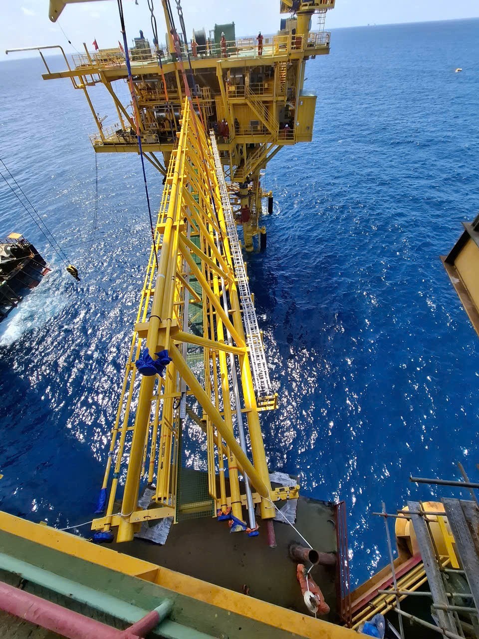 TTAT Vietsov - Trung tâm An toàn và Bảo vệ Môi trường Vietsovpetro Xí nghiệp Xây lắp - Vietsovpetro lắp đặt thành công Khối thượng tầng giàn BK-24, mỏ Bạch Hổ