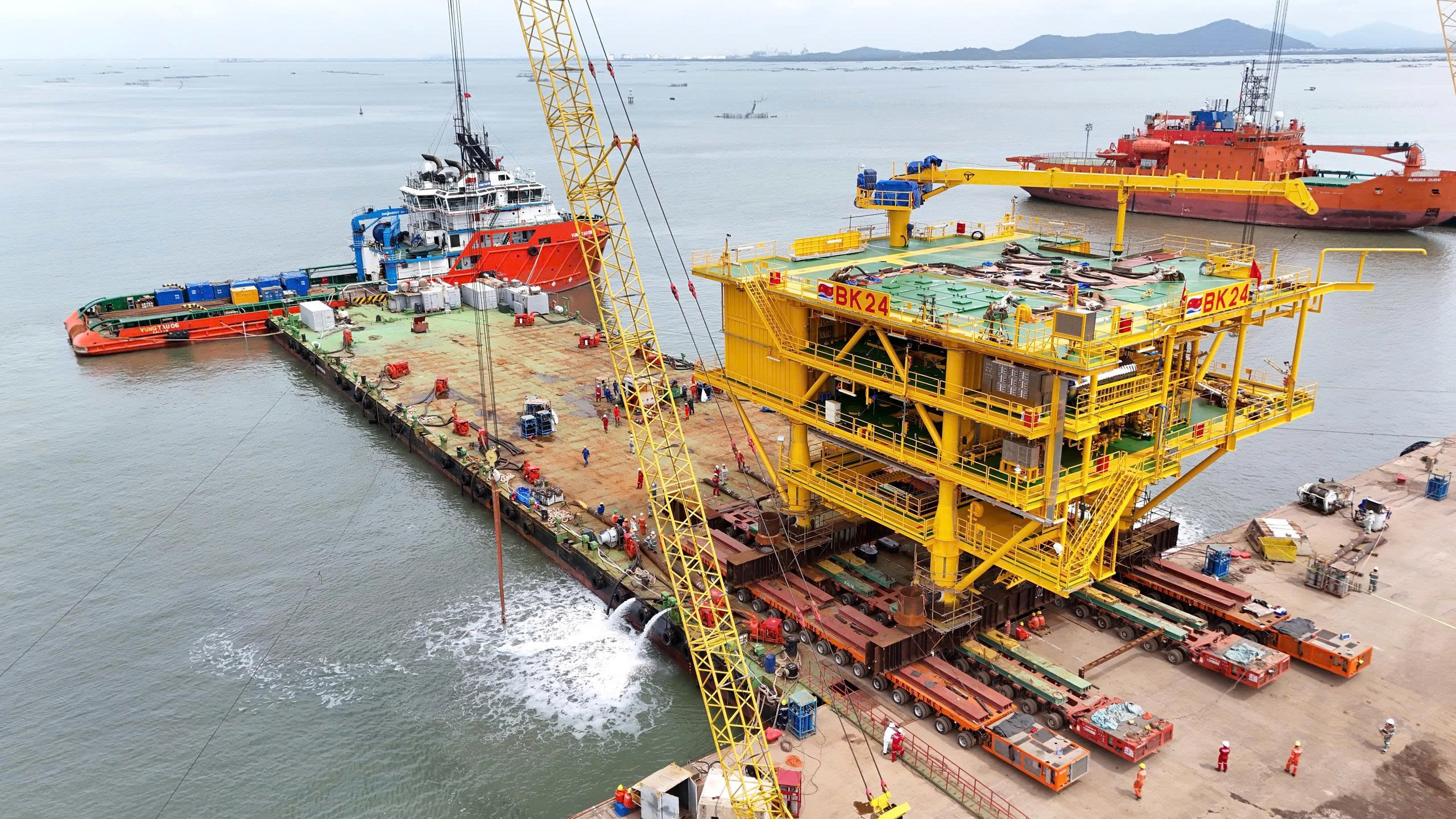 TTAT Vietsov - Trung tâm An toàn và Bảo vệ Môi trường Vietsovpetro Xí nghiệp Xây lắp - Vietsovpetro lắp đặt thành công Khối thượng tầng giàn BK-24, mỏ Bạch Hổ