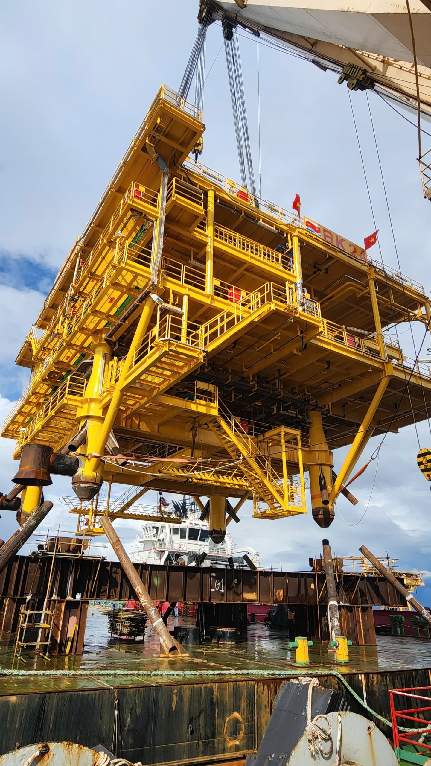 TTAT Vietsov - Trung tâm An toàn và Bảo vệ Môi trường Vietsovpetro Xí nghiệp Xây lắp - Vietsovpetro lắp đặt thành công Khối thượng tầng giàn BK-24, mỏ Bạch Hổ