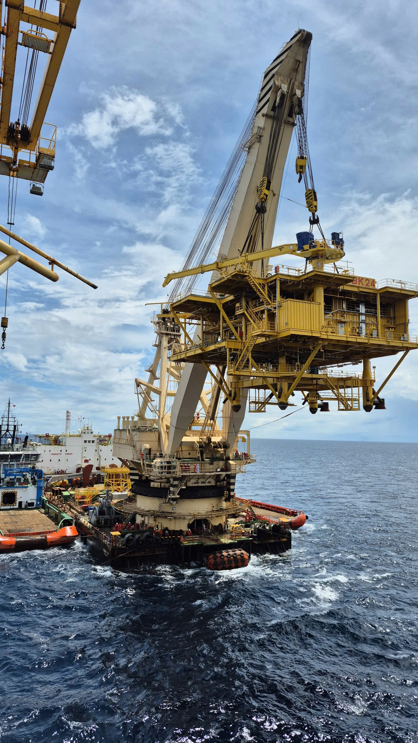 TTAT Vietsov - Trung tâm An toàn và Bảo vệ Môi trường Vietsovpetro Xí nghiệp Xây lắp - Vietsovpetro lắp đặt thành công Khối thượng tầng giàn BK-24, mỏ Bạch Hổ