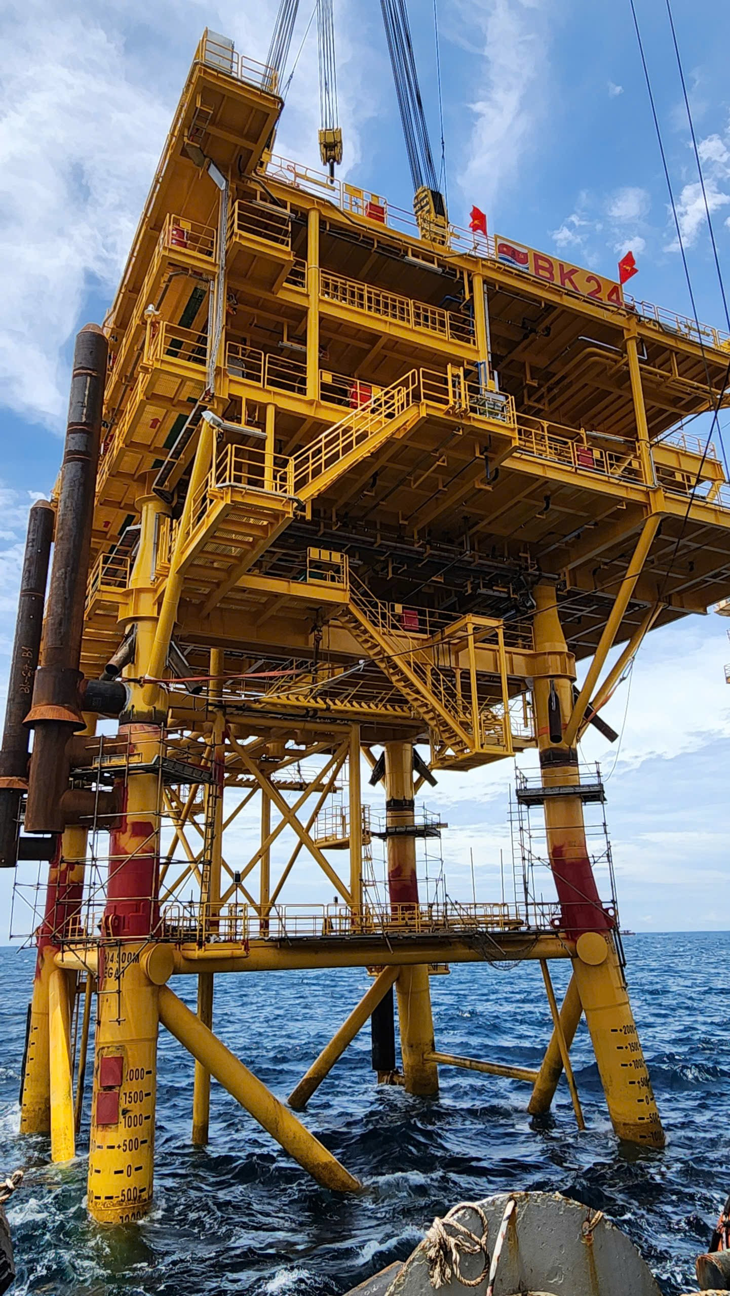 TTAT Vietsov - Trung tâm An toàn và Bảo vệ Môi trường Vietsovpetro Xí nghiệp Xây lắp - Vietsovpetro lắp đặt thành công Khối thượng tầng giàn BK-24, mỏ Bạch Hổ