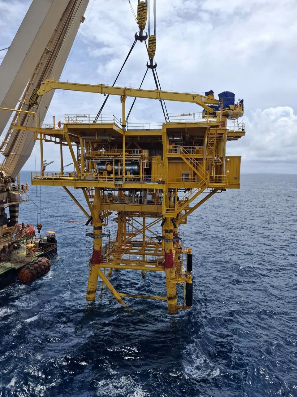 TTAT Vietsov - Trung tâm An toàn và Bảo vệ Môi trường Vietsovpetro Xí nghiệp Xây lắp - Vietsovpetro lắp đặt thành công Khối thượng tầng giàn BK-24, mỏ Bạch Hổ