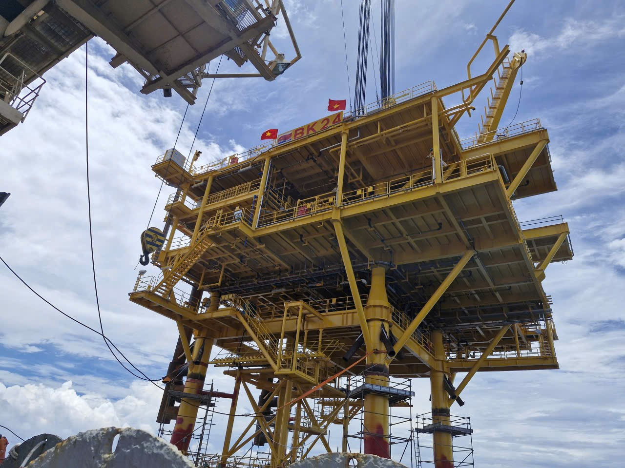 TTAT Vietsov - Trung tâm An toàn và Bảo vệ Môi trường Vietsovpetro Xí nghiệp Xây lắp - Vietsovpetro lắp đặt thành công Khối thượng tầng giàn BK-24, mỏ Bạch Hổ