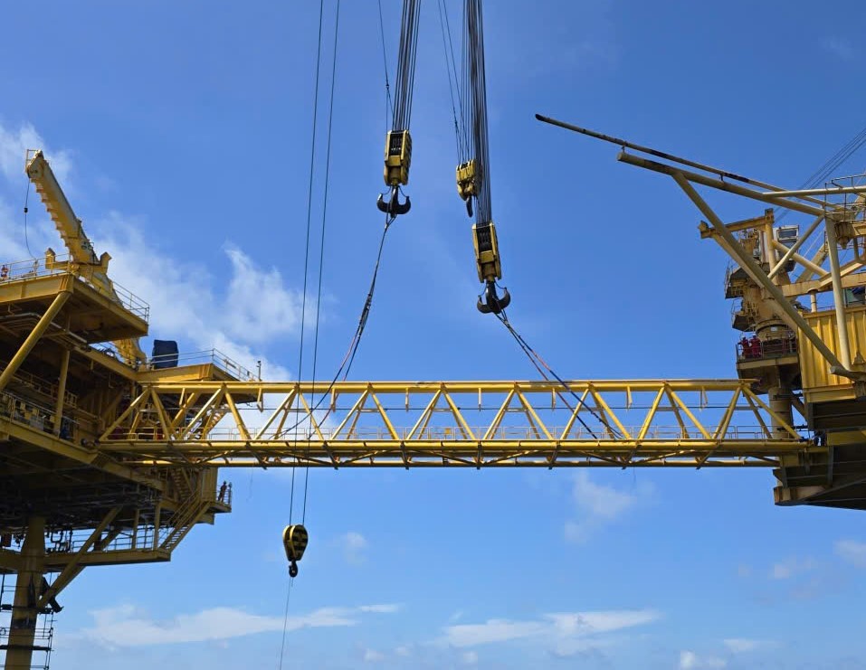 TTAT Vietsov - Trung tâm An toàn và Bảo vệ Môi trường Vietsovpetro Xí nghiệp Xây lắp - Vietsovpetro lắp đặt thành công Khối thượng tầng giàn BK-24, mỏ Bạch Hổ